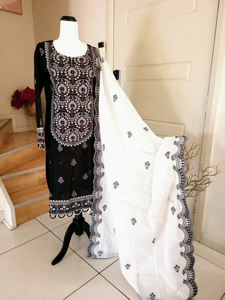 Embroiderd black & white